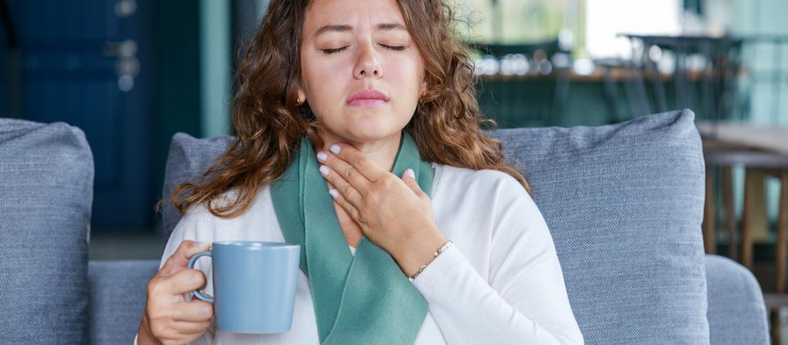 Mal de gorge : faut-il boire chaud ou froid pour se soulager ?